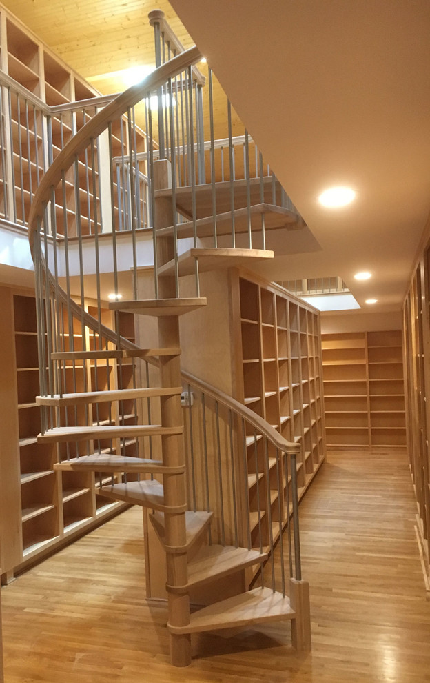 Cette image montre un grand escalier sans contremarche hélicoïdal craftsman avec des marches en bois.
