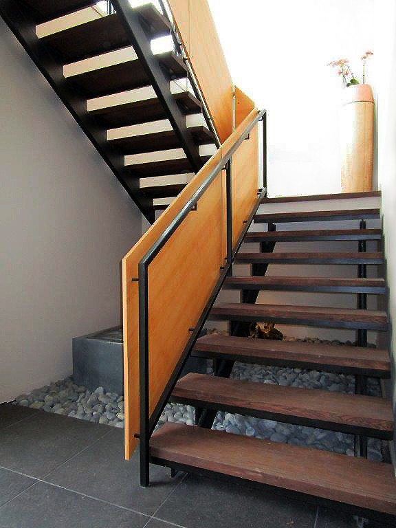 Свежая идея для дизайна: прямая лестница в стиле модернизм с деревянными ступенями без подступенок - отличное фото интерьера