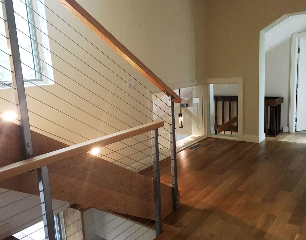 Ejemplo de escalera recta actual de tamaño medio sin contrahuella con escalones de madera y barandilla de cable