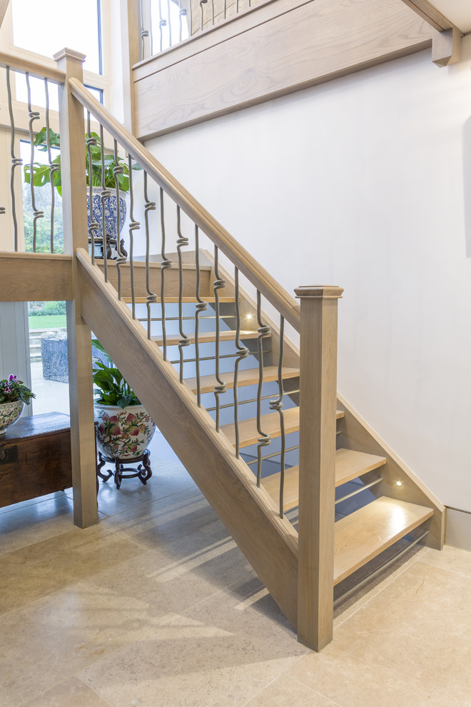 Cette image montre un escalier sans contremarche design en U de taille moyenne avec des marches en bois et un garde-corps en matériaux mixtes.