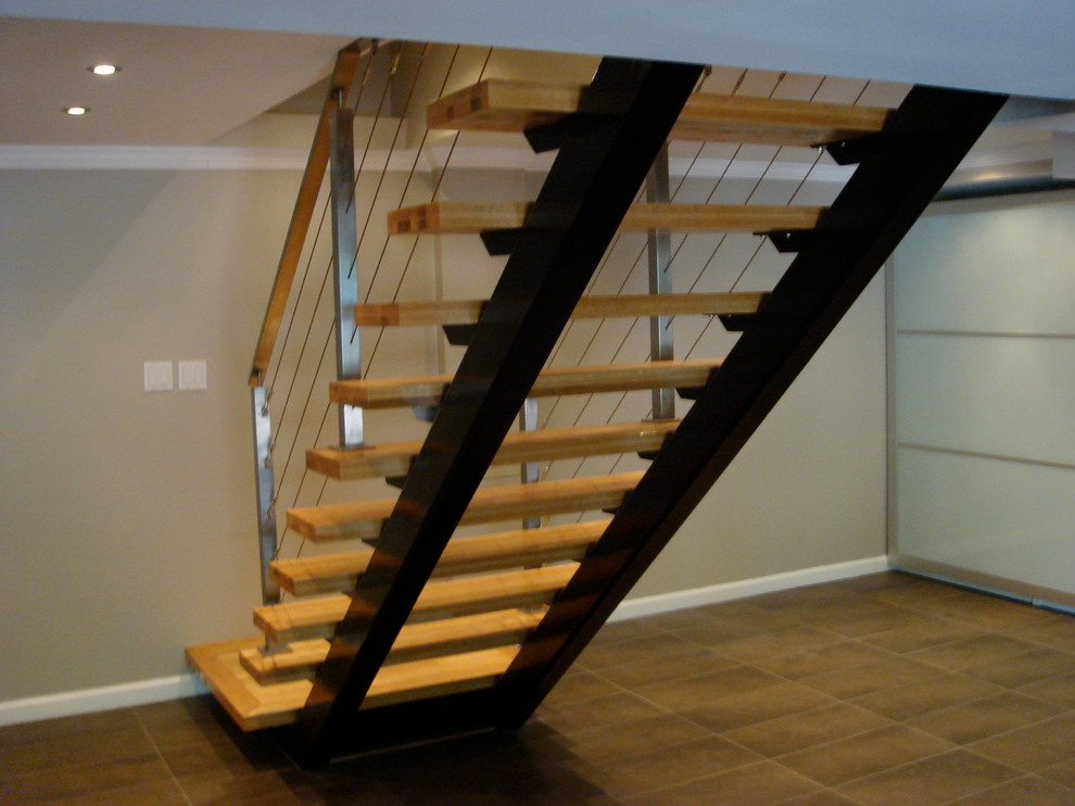 Ejemplo de escalera recta actual pequeña sin contrahuella con escalones de madera