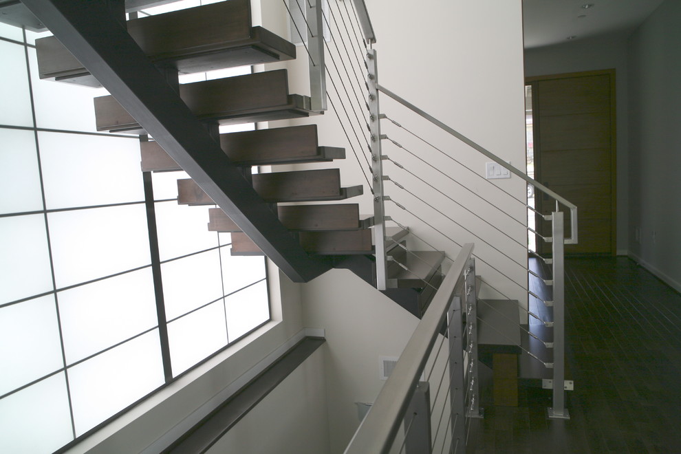 Ejemplo de escalera suspendida contemporánea de tamaño medio sin contrahuella con escalones de madera