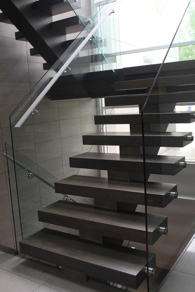 Aménagement d'un escalier sans contremarche flottant moderne de taille moyenne avec des marches en bois.