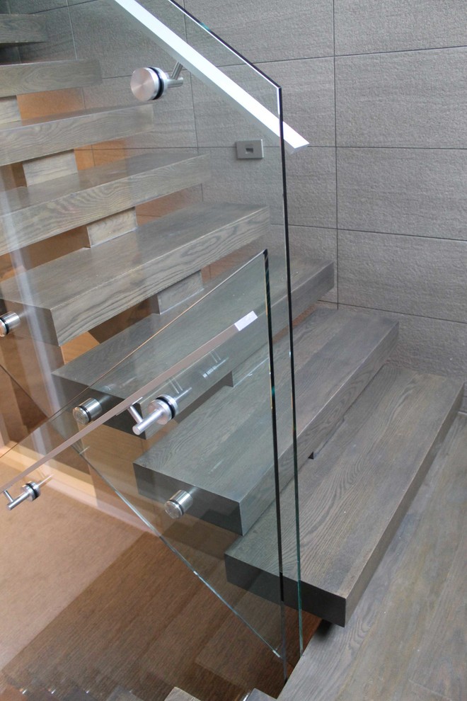 Cette image montre un escalier sans contremarche flottant minimaliste de taille moyenne avec des marches en bois.
