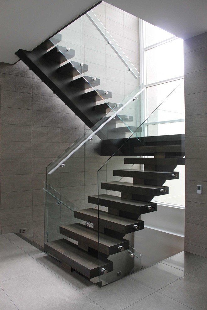 Modelo de escalera suspendida minimalista de tamaño medio sin contrahuella con escalones de madera