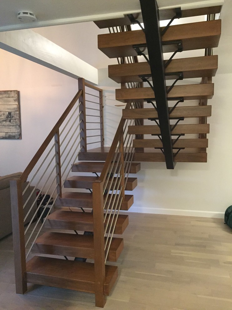 Idées déco pour un grand escalier sans contremarche contemporain en U avec des marches en bois et un garde-corps en matériaux mixtes.