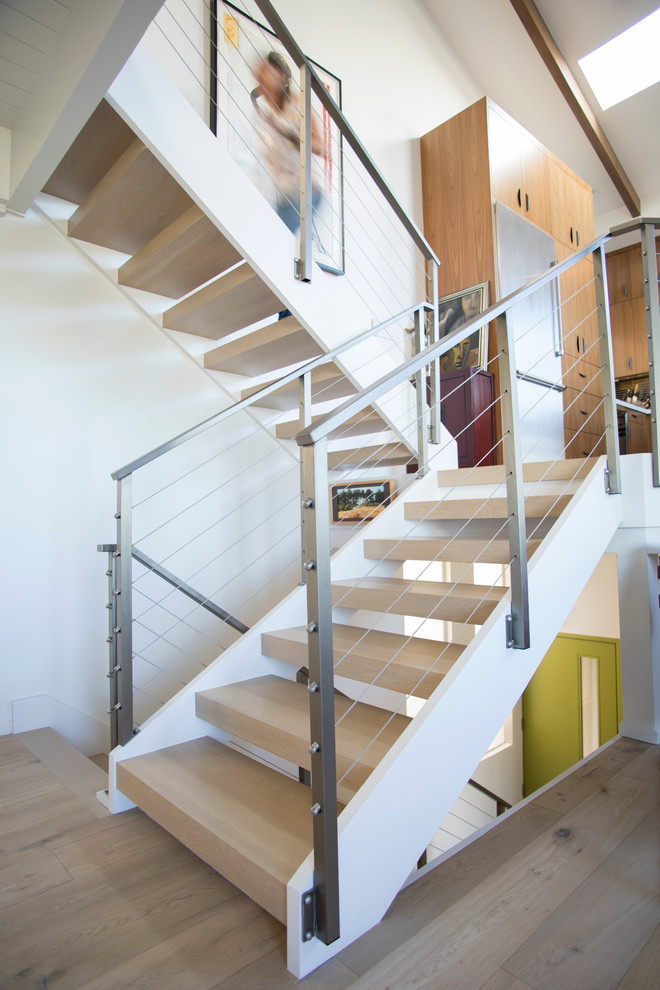 Moderne Holztreppe mit Stahlgeländer in Los Angeles