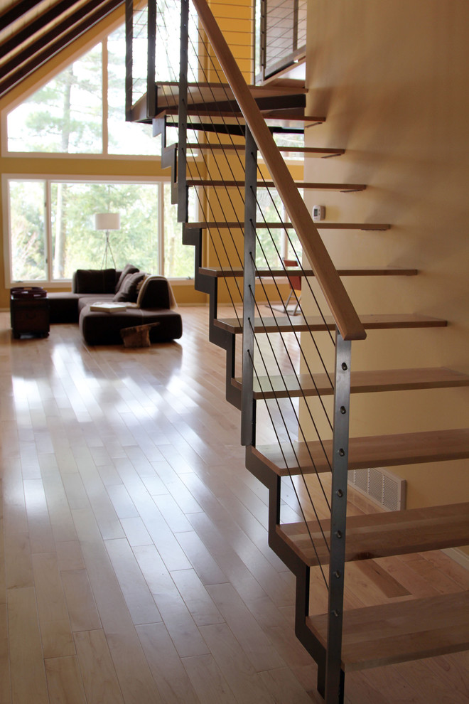 Diseño de escalera en L moderna pequeña sin contrahuella con escalones de madera y barandilla de cable