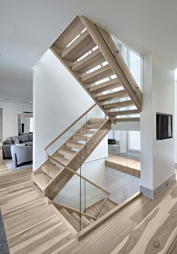 Пример оригинального дизайна: большая лестница на больцах в современном стиле с деревянными ступенями и деревянными перилами без подступенок