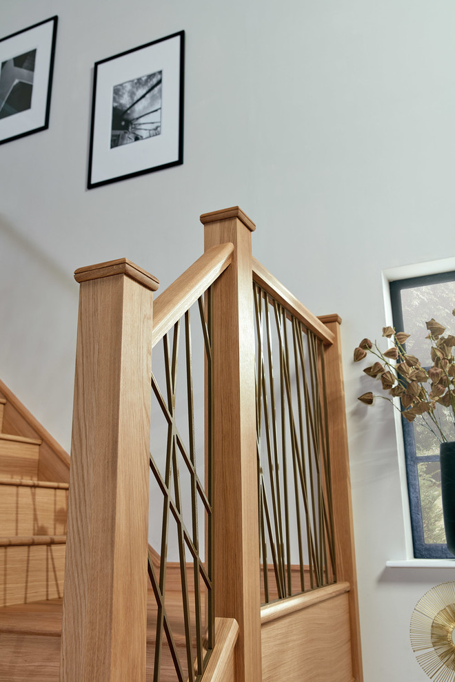 На фото: большая п-образная деревянная лестница в стиле лофт с деревянными ступенями и металлическими перилами с