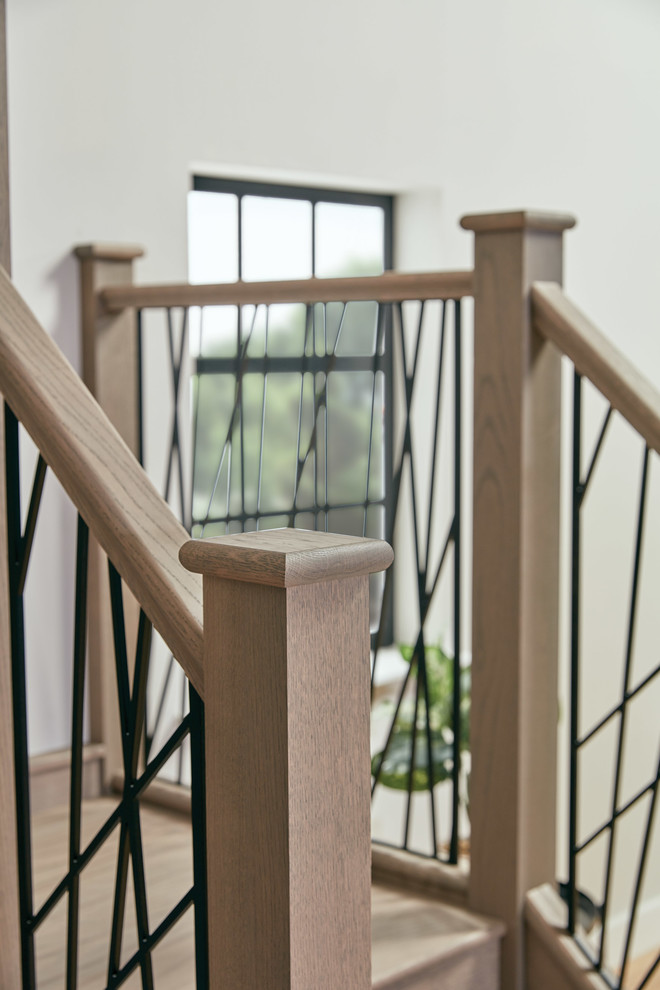 Источник вдохновения для домашнего уюта: большая п-образная деревянная лестница в современном стиле с деревянными ступенями и металлическими перилами