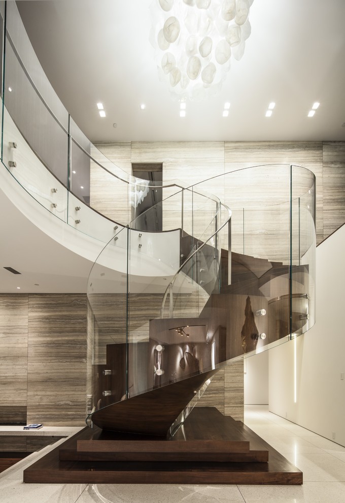 Idéer för en mellanstor modern svängd trappa i trä, med sättsteg i trä och räcke i glas