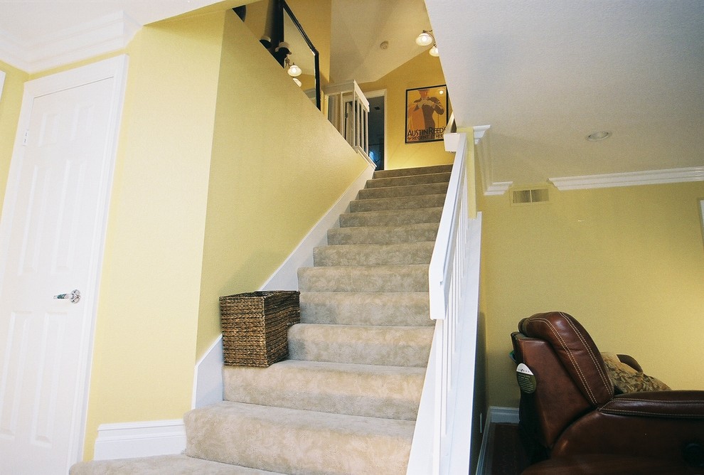 Пример оригинального дизайна: прямая лестница среднего размера в классическом стиле с ступенями с ковровым покрытием и ковровыми подступенками