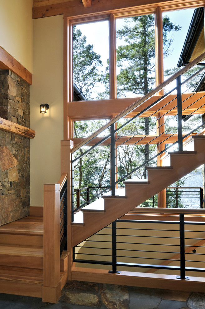 Réalisation d'un escalier chalet avec des marches en bois, des contremarches en bois et un garde-corps en matériaux mixtes.
