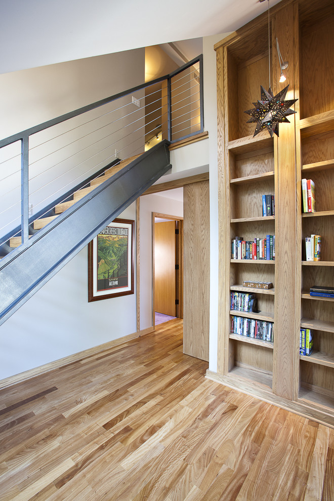 Свежая идея для дизайна: прямая лестница в современном стиле - отличное фото интерьера