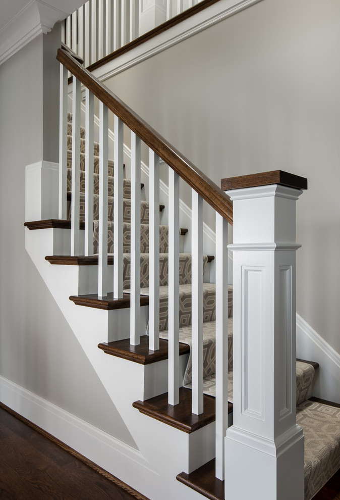 Foto de escalera recta de estilo americano de tamaño medio con escalones de madera, contrahuellas de madera y barandilla de madera