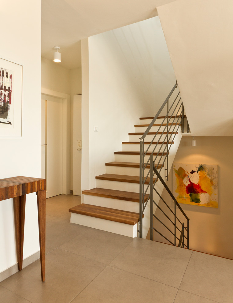 Cette image montre un escalier design avec des marches en bois et éclairage.