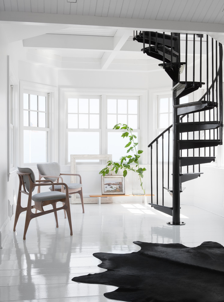 Источник вдохновения для домашнего уюта: винтовая лестница в морском стиле с металлическими перилами без подступенок