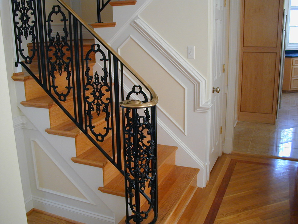 Свежая идея для дизайна: лестница в викторианском стиле - отличное фото интерьера