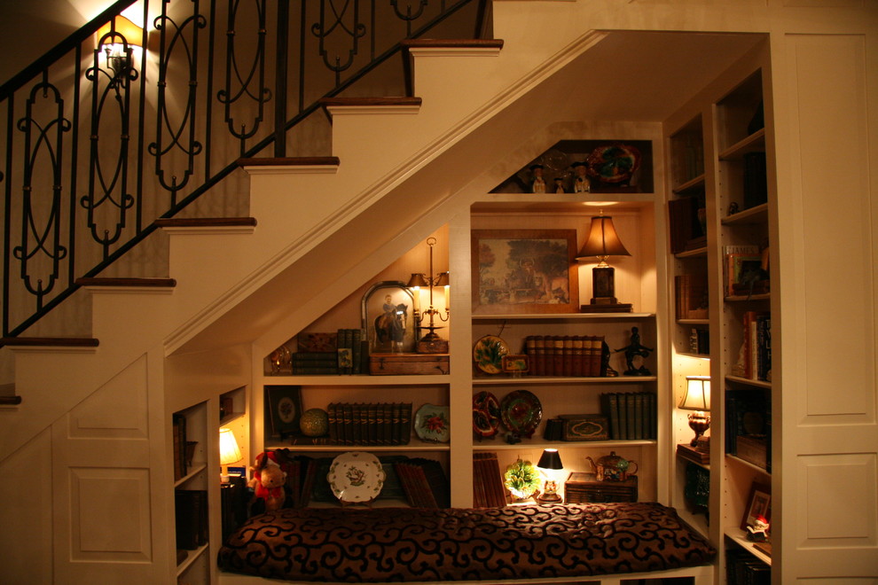 Idée de décoration pour un escalier tradition avec éclairage.