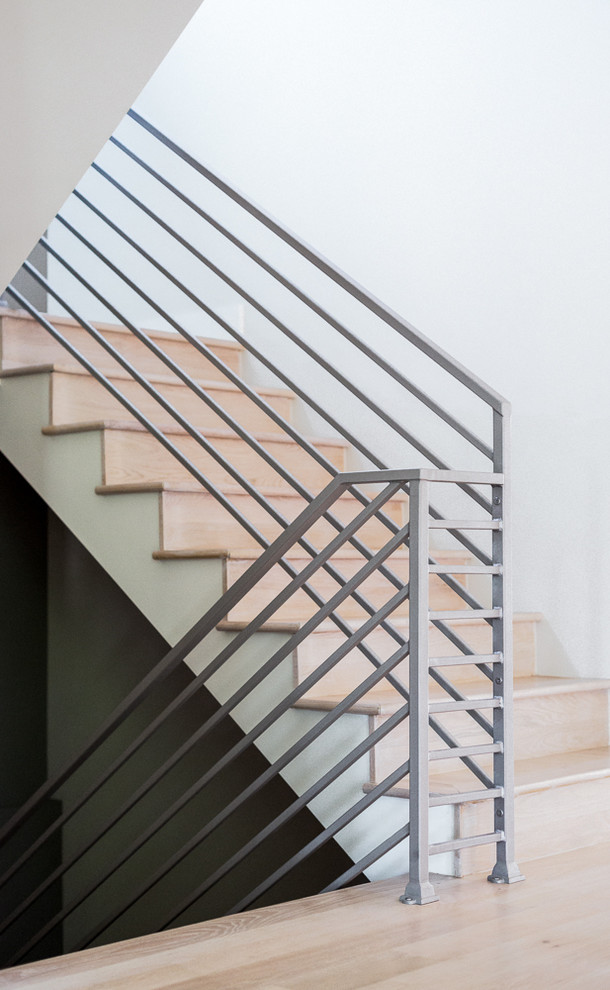 На фото: прямая деревянная лестница среднего размера в стиле лофт с деревянными ступенями и металлическими перилами с