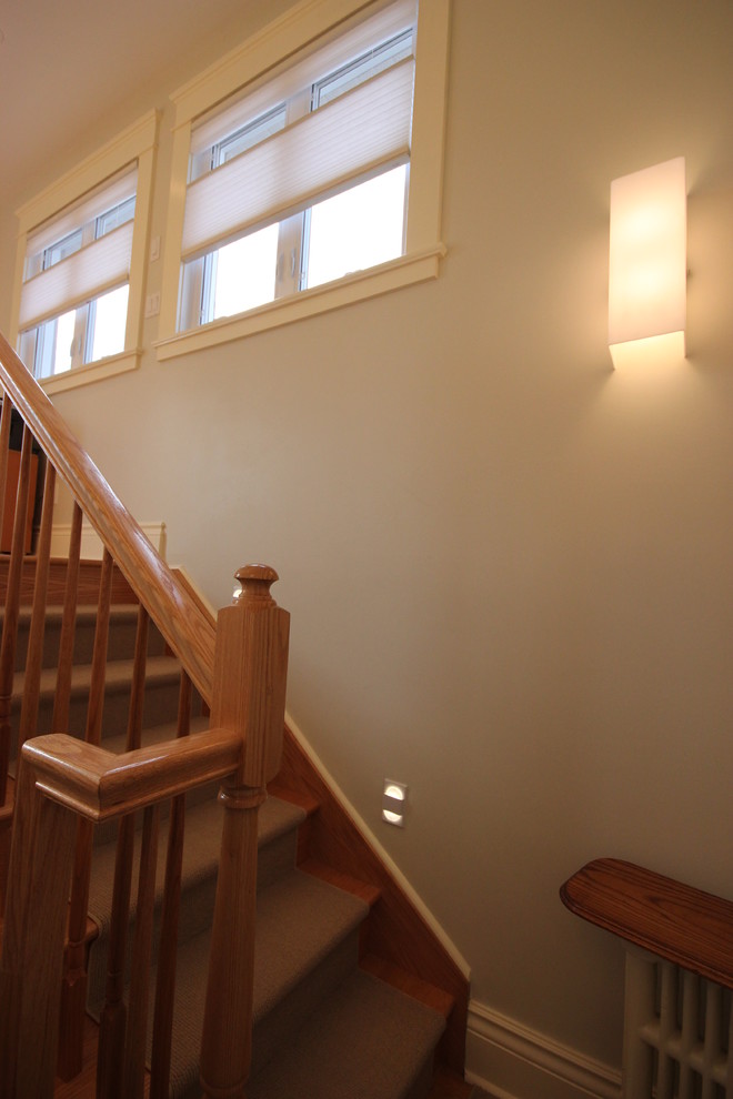 Идея дизайна: угловая лестница среднего размера в классическом стиле с ступенями с ковровым покрытием и ковровыми подступенками