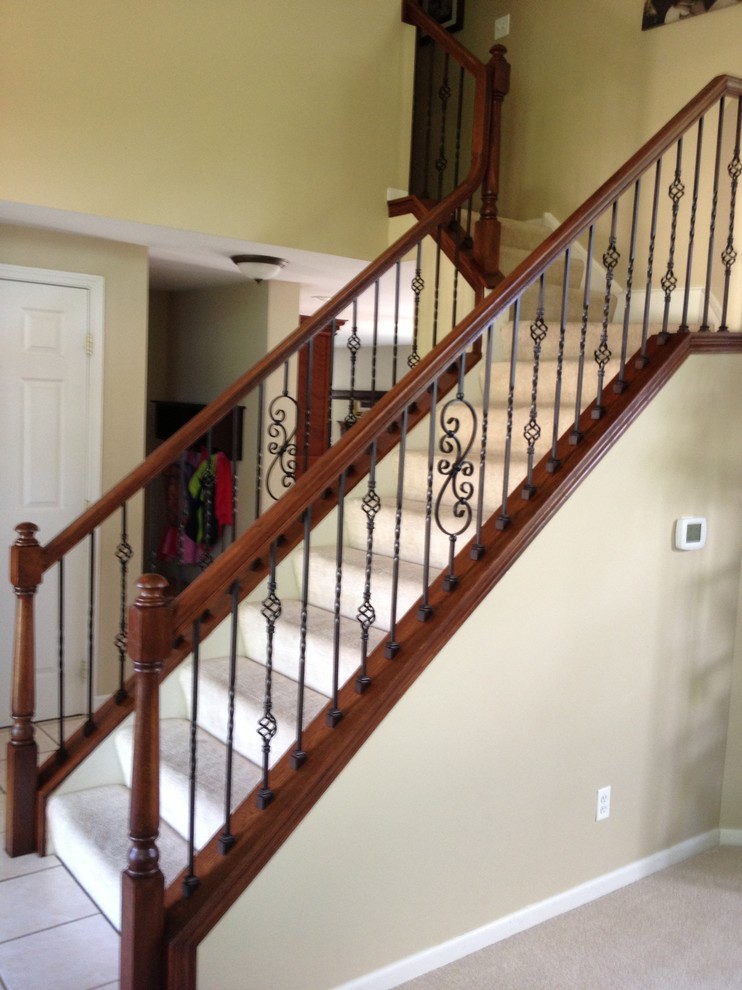 Cette image montre un escalier traditionnel en L avec des marches en moquette et des contremarches en moquette.