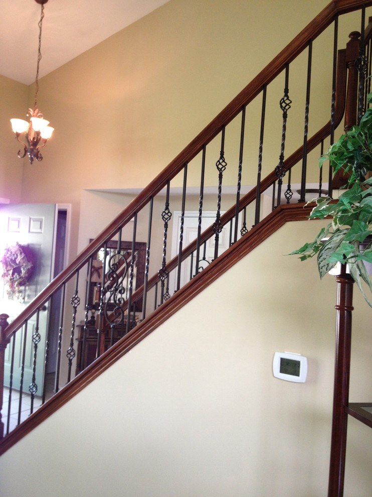 Klassische Treppe in L-Form mit Teppich-Treppenstufen und Teppich-Setzstufen in Chicago