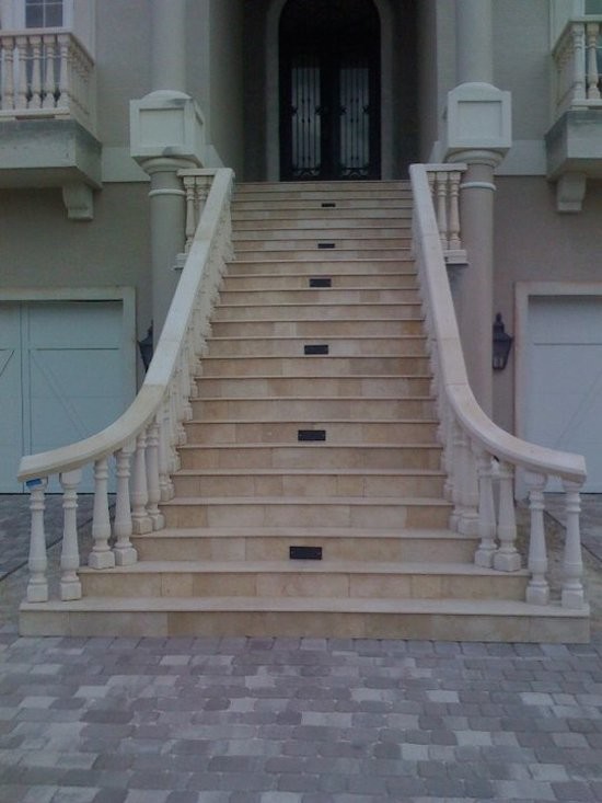 На фото: большая прямая лестница в классическом стиле с ступенями из плитки и подступенками из плитки с