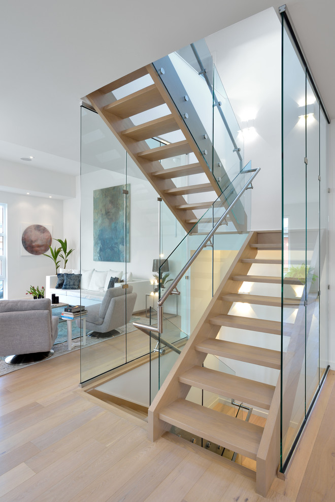 Источник вдохновения для домашнего уюта: п-образная лестница среднего размера в современном стиле с деревянными ступенями и стеклянными перилами без подступенок