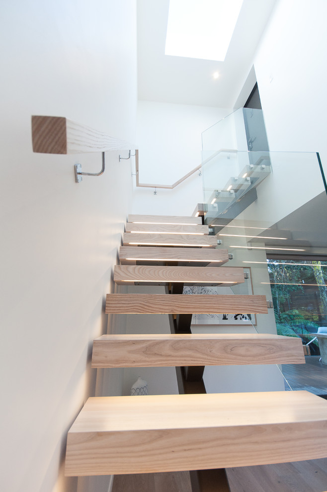 Aménagement d'un escalier sans contremarche flottant scandinave de taille moyenne avec des marches en bois.
