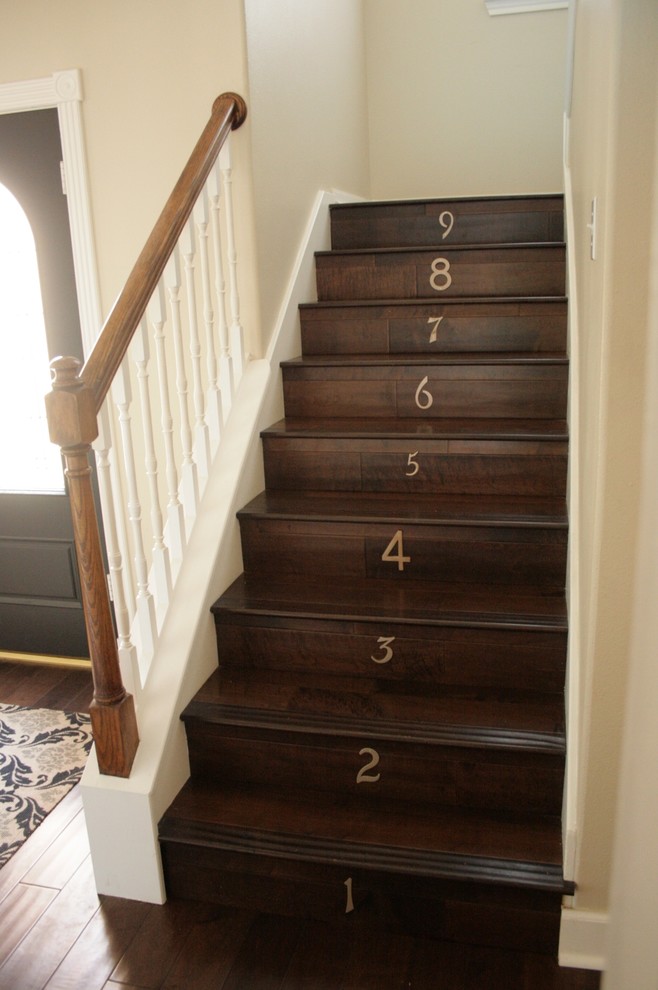 Modelo de escalera clásica con escalones de madera, contrahuellas de madera y barandilla de madera