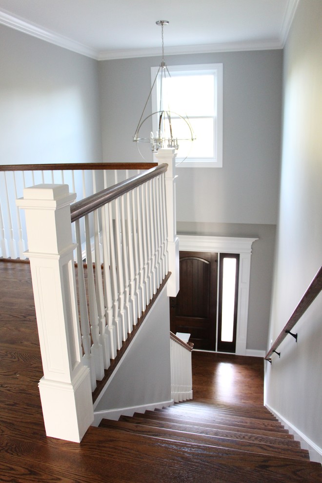 Idée de décoration pour un escalier droit tradition de taille moyenne avec des marches en bois et des contremarches en bois.