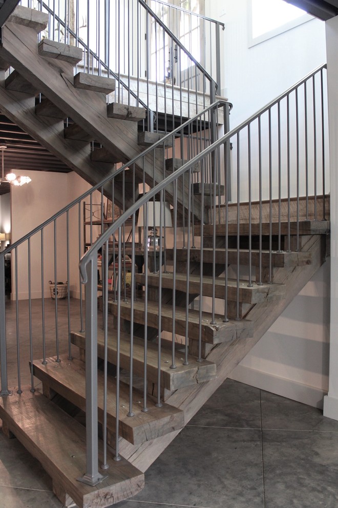 Modelo de escalera en U rústica de tamaño medio sin contrahuella con escalones de madera y barandilla de metal