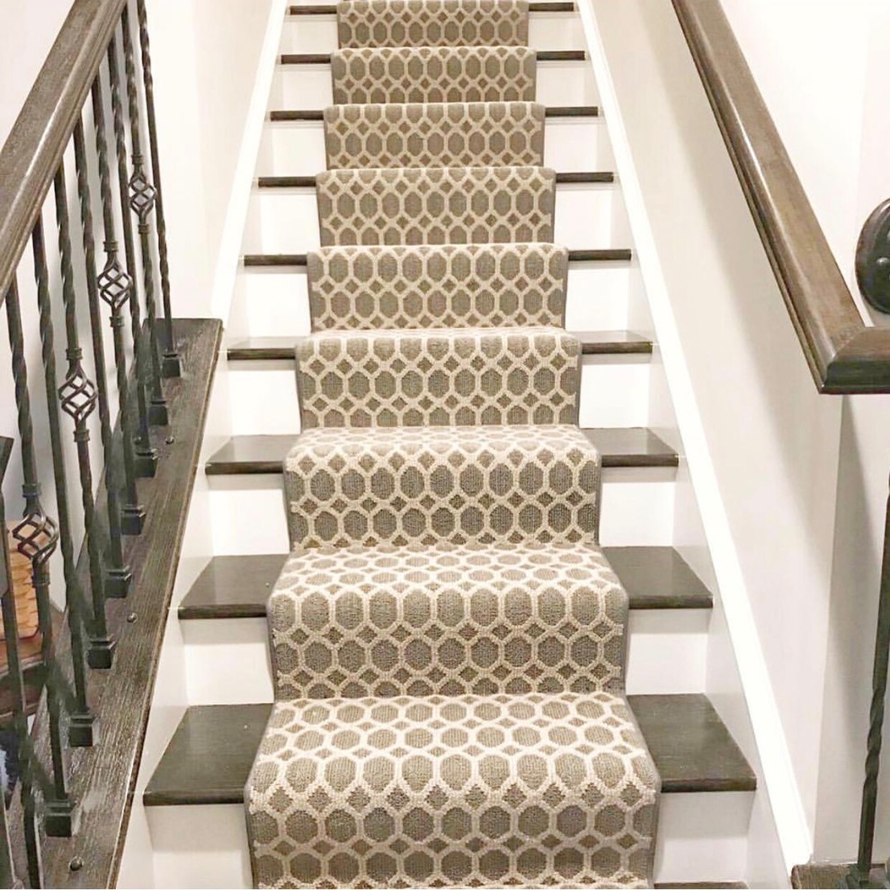 Gerade, Kleine Rustikale Treppe mit Teppich-Treppenstufen, Teppich-Setzstufen und Mix-Geländer in Sonstige