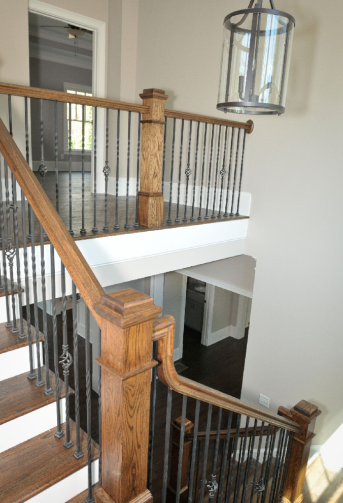 Идея дизайна: угловая лестница среднего размера в классическом стиле с деревянными ступенями, крашенными деревянными подступенками и металлическими перилами