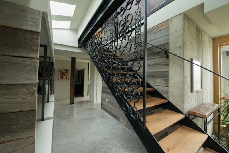 Ejemplo de escalera recta urbana de tamaño medio sin contrahuella con escalones de madera