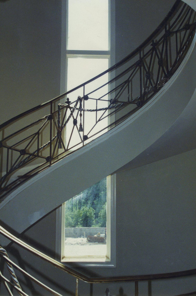 Идея дизайна: большая винтовая деревянная лестница в классическом стиле с деревянными ступенями