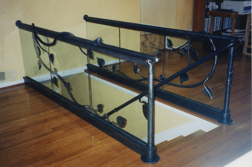 Ejemplo de escalera recta clásica de tamaño medio con escalones de madera y contrahuellas de madera