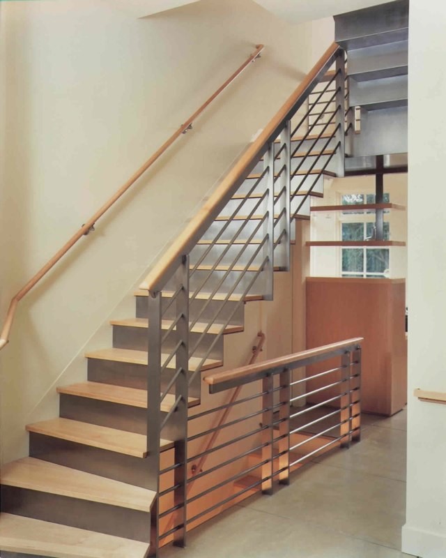 Ejemplo de escalera recta actual de tamaño medio con escalones de madera, contrahuellas de madera y barandilla de madera