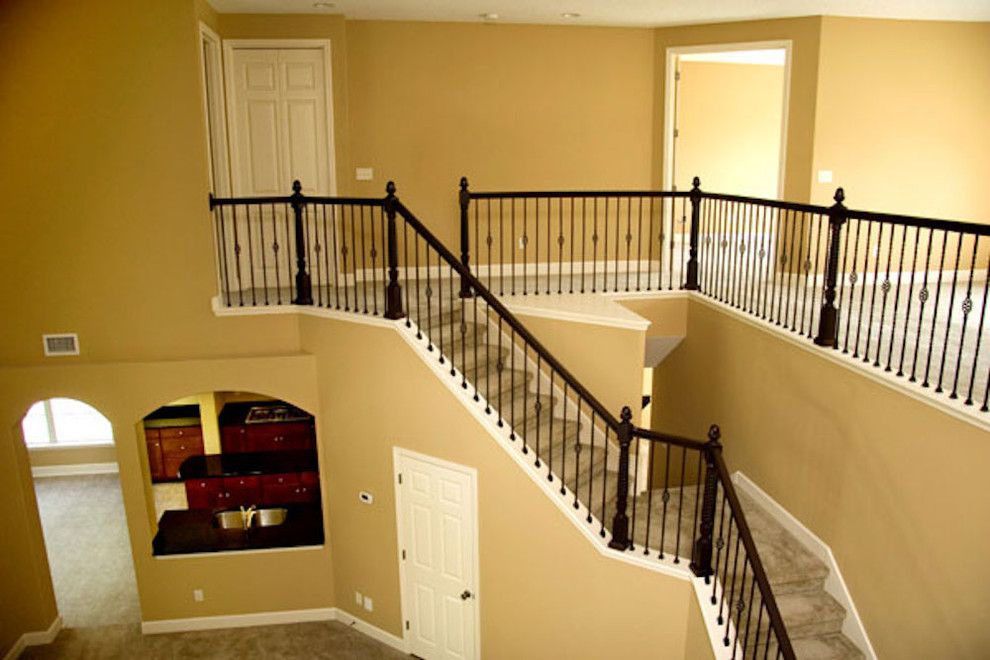 Gewendeltes, Mittelgroßes Klassisches Treppengeländer Holz mit Teppich-Treppenstufen und Teppich-Setzstufen in Jacksonville