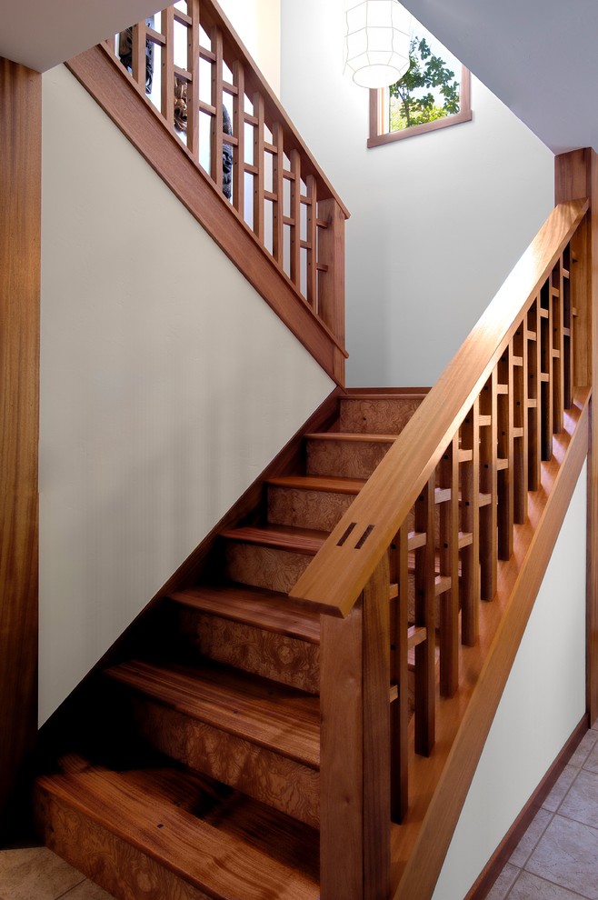 На фото: п-образная деревянная лестница среднего размера в восточном стиле с деревянными ступенями с