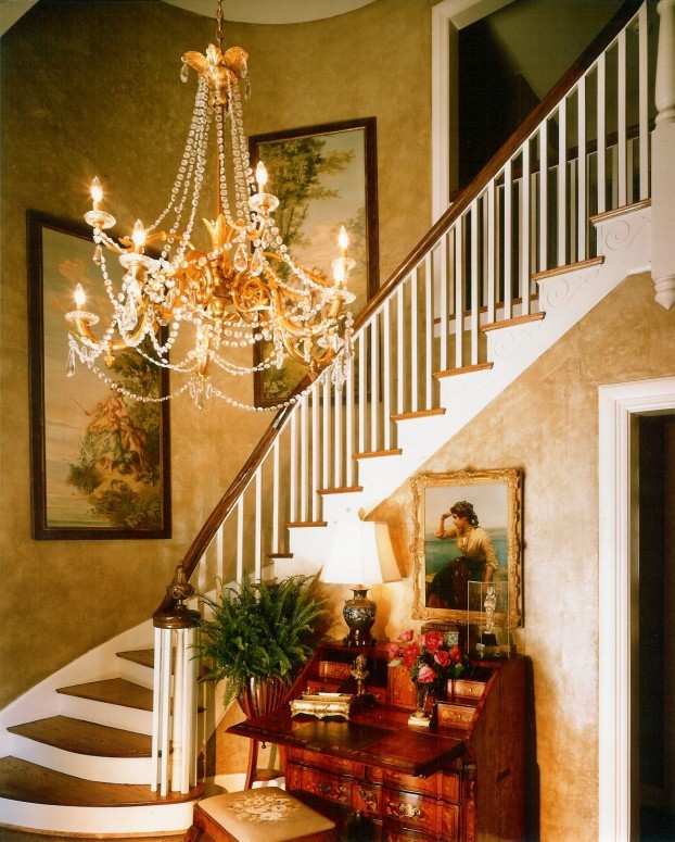 Свежая идея для дизайна: большая лестница в викторианском стиле - отличное фото интерьера