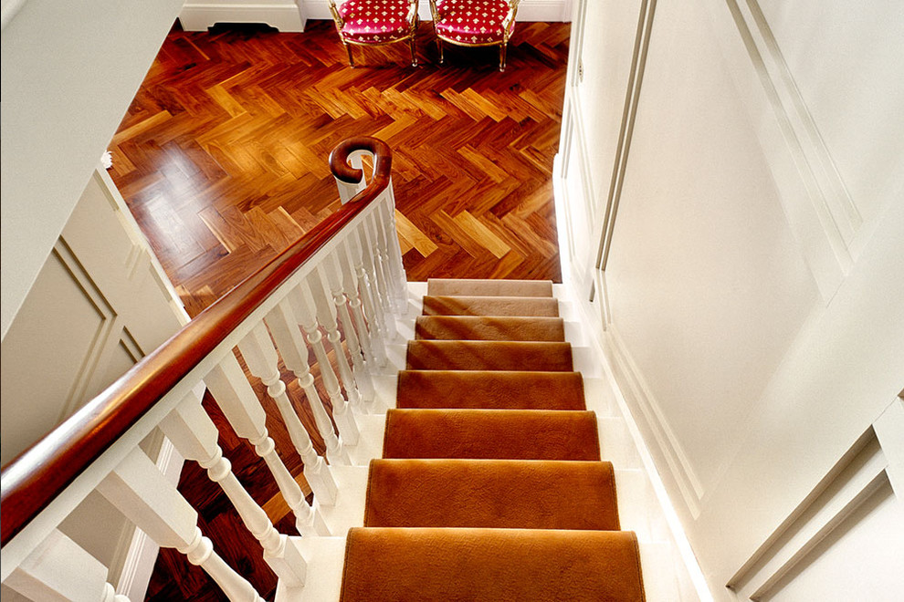 Стильный дизайн: прямая лестница среднего размера в классическом стиле с ступенями с ковровым покрытием, ковровыми подступенками и деревянными перилами - последний тренд