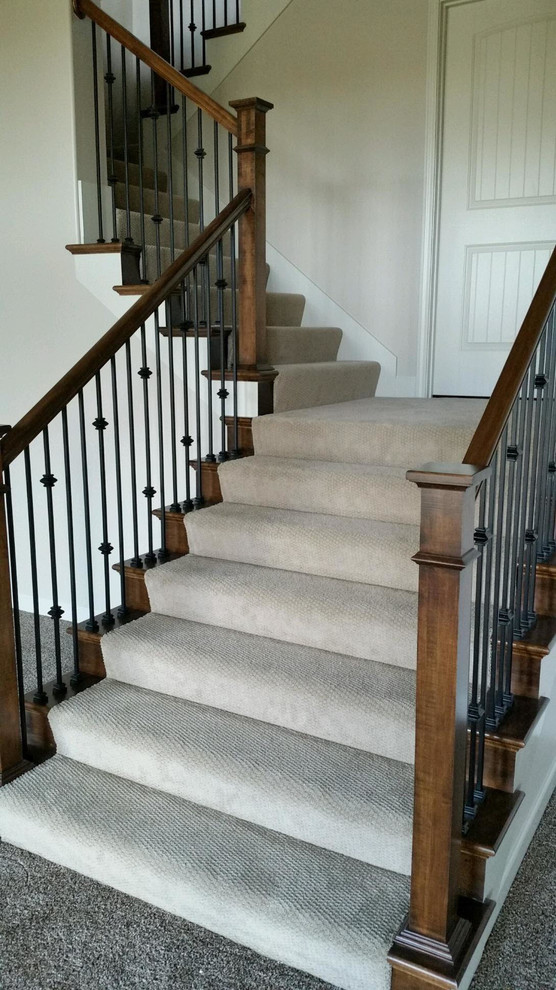 Gewendelte, Große Klassische Treppe mit Teppich-Treppenstufen und Holz-Setzstufen in Kansas City