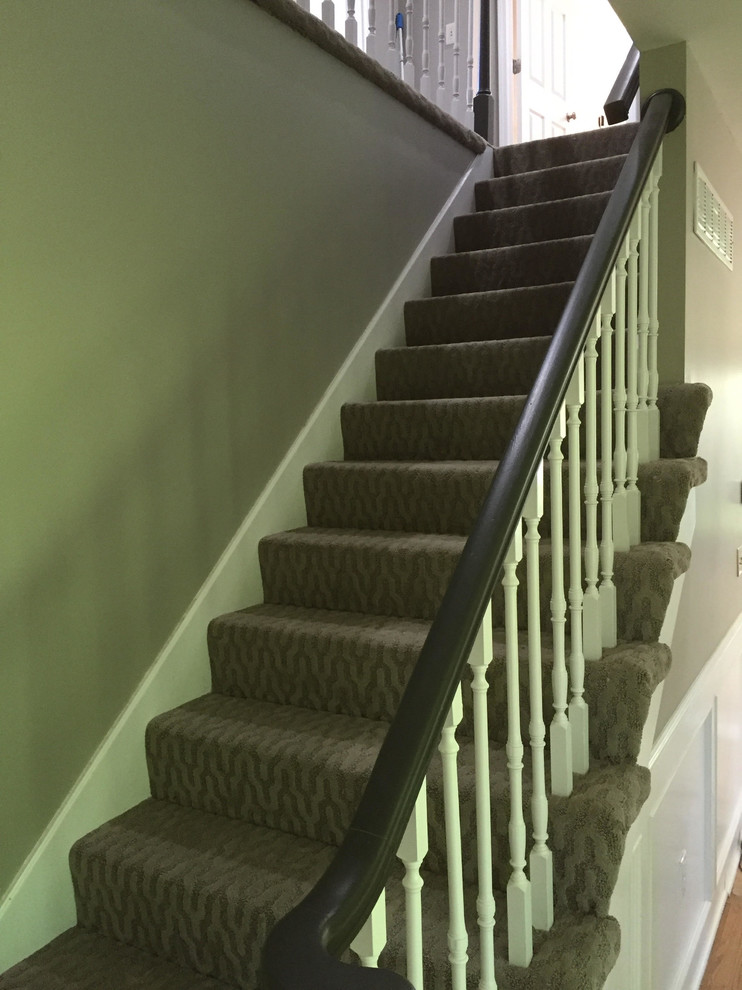 Imagen de escalera recta tradicional de tamaño medio con escalones enmoquetados y contrahuellas de madera pintada
