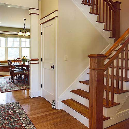 Foto de escalera en U tradicional de tamaño medio con escalones de madera, contrahuellas de madera pintada y barandilla de madera