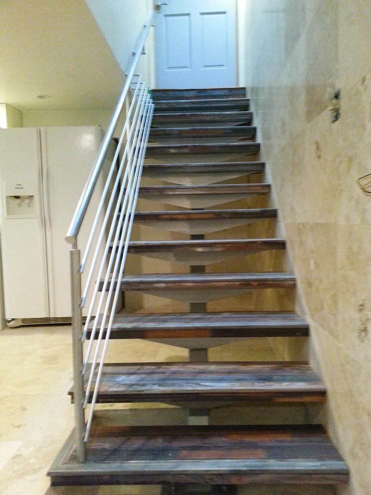 Идея дизайна: лестница на больцах в современном стиле с деревянными ступенями