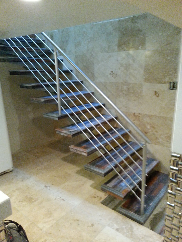 Идея дизайна: лестница на больцах в современном стиле с деревянными ступенями