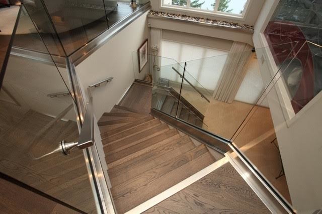 Foto på en mellanstor funkis svängd trappa, med klinker och sättsteg i trä